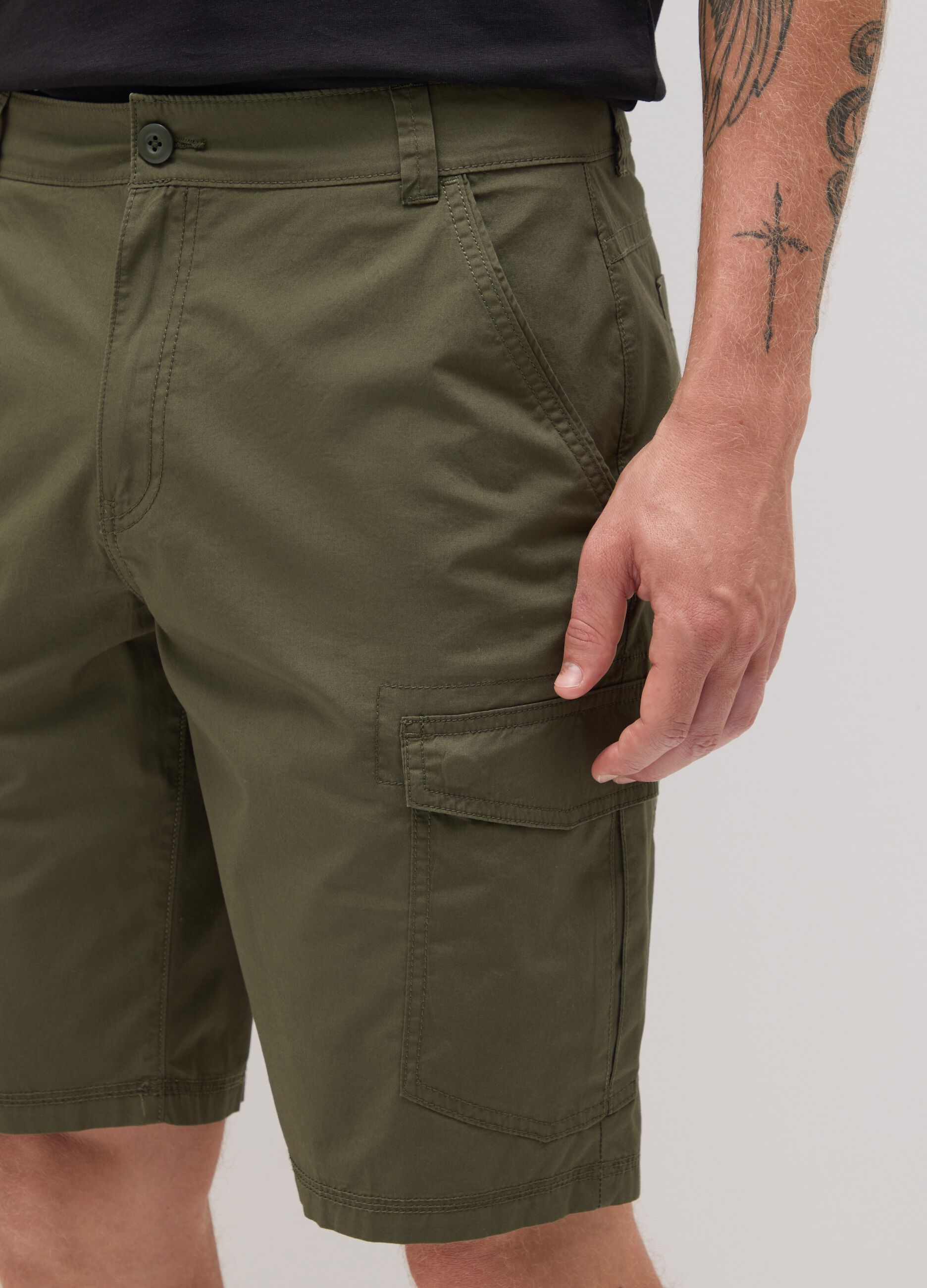 Bermuda da uomo in puro cotone verde regular fit con tasche cargo