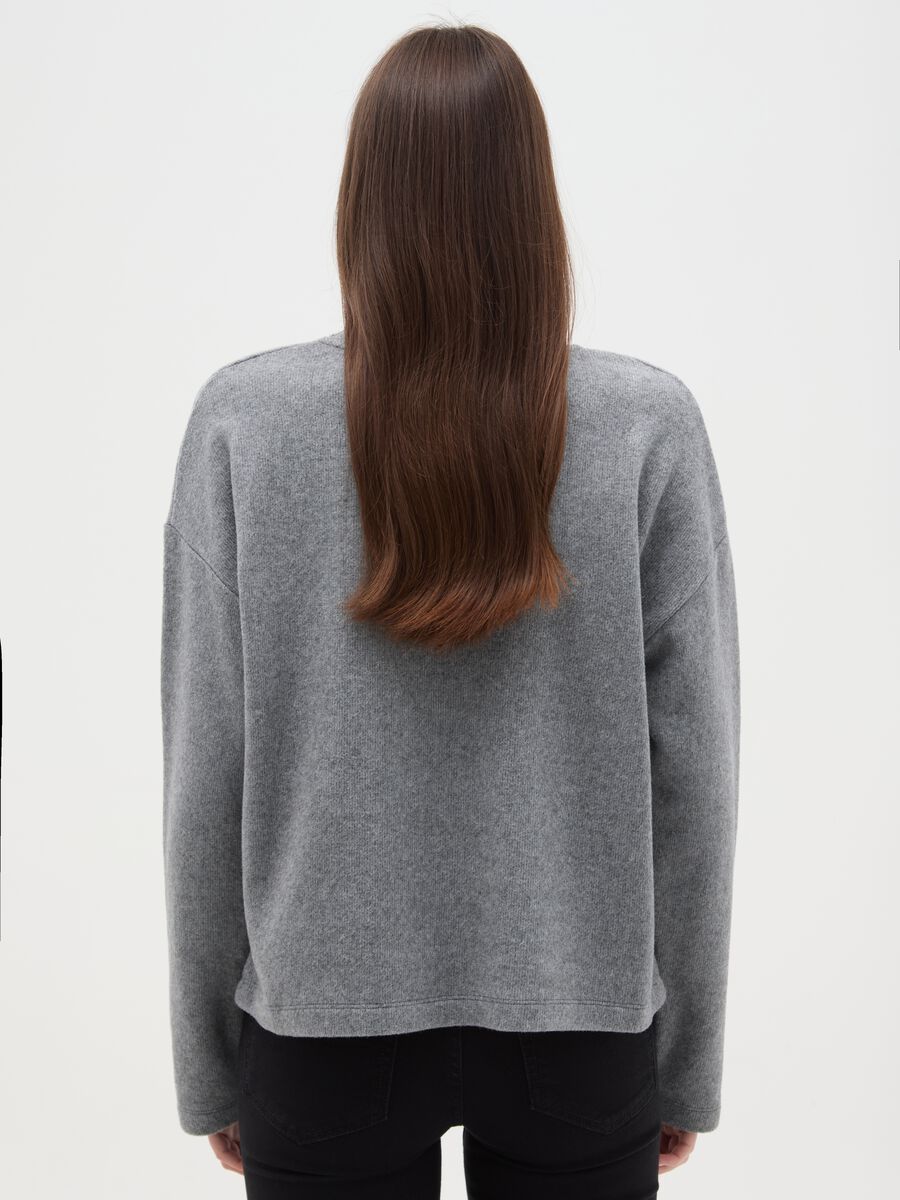Maglia grigia in misto cotone regular fit con collo decorato_2
