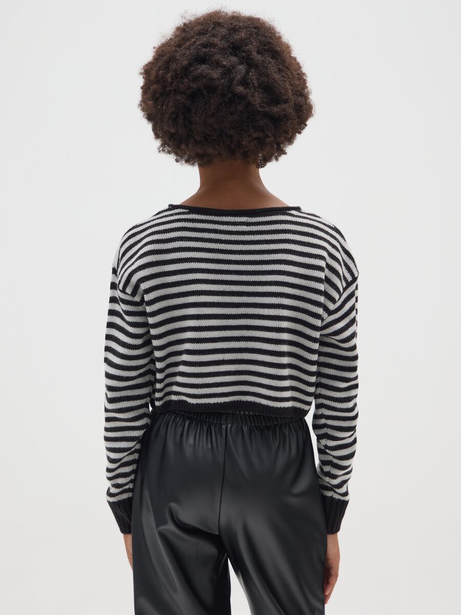 Maglione nero e bianco a righe_1