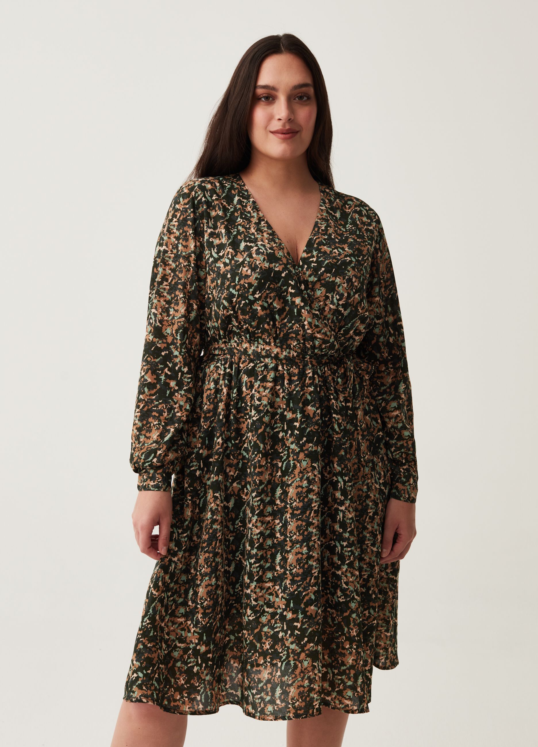 Abito corto camouflage con cintura Curvy