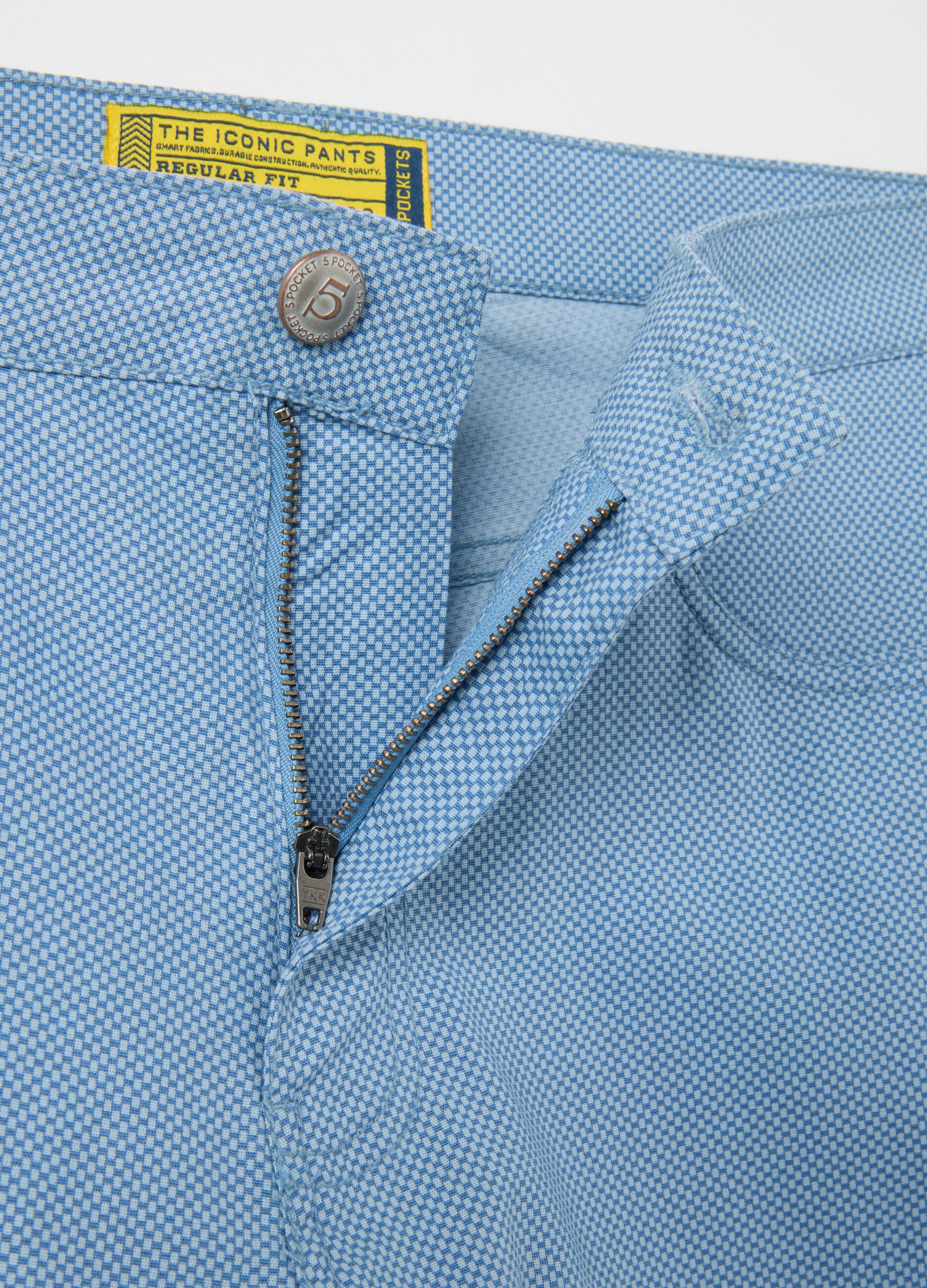 Men’s light blue Bermuda shorts in stretch cotton with regular fit