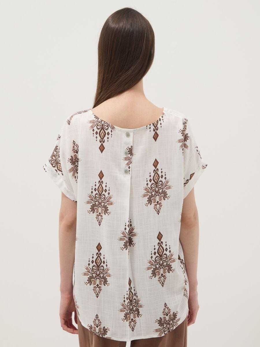 Blusa bianca in pura viscosa con stampa marrone regular fit_3