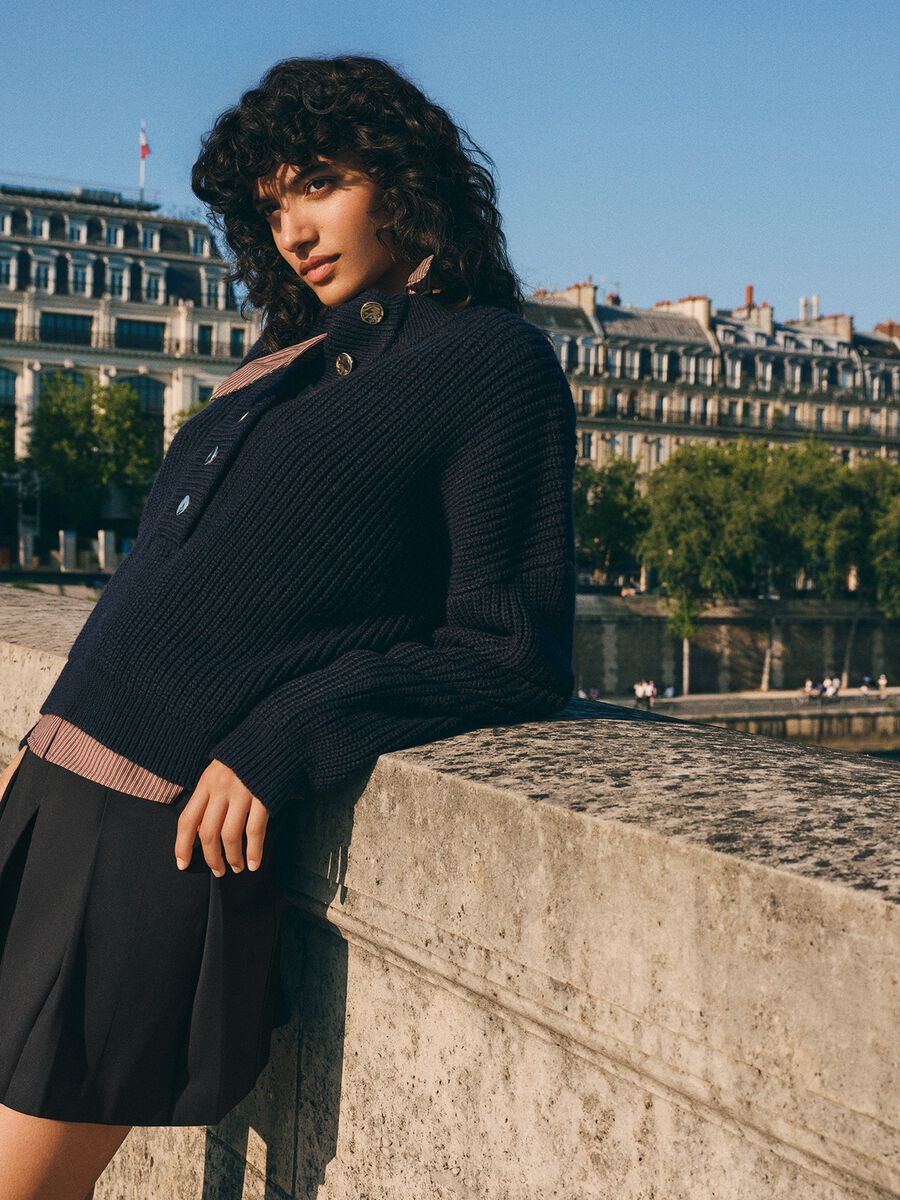 Blue sweater with high neck and buttons_0