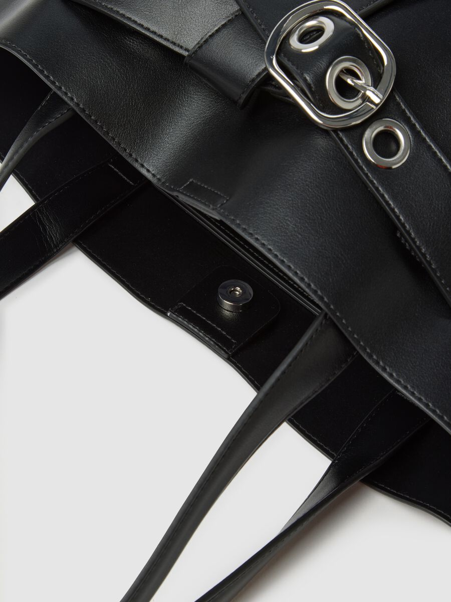 Borsa a spalla nera con dettagli metallici_1