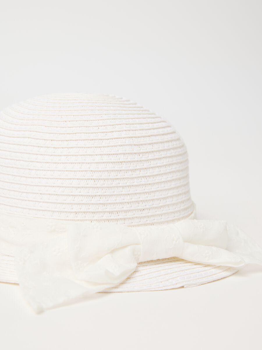 White cloche hat with bow_2