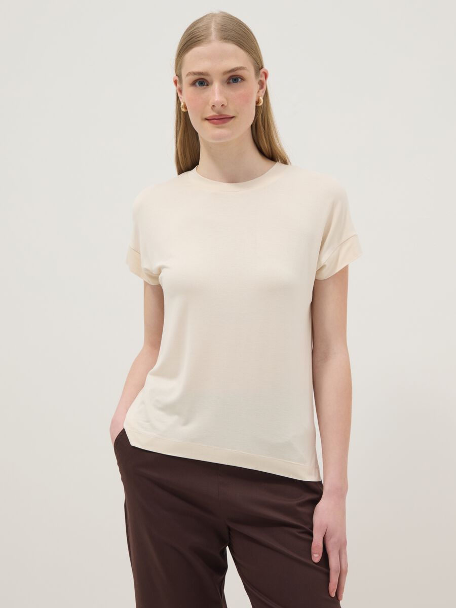 T-shirt beige a maniche corte in viscosa elasticizzato_1