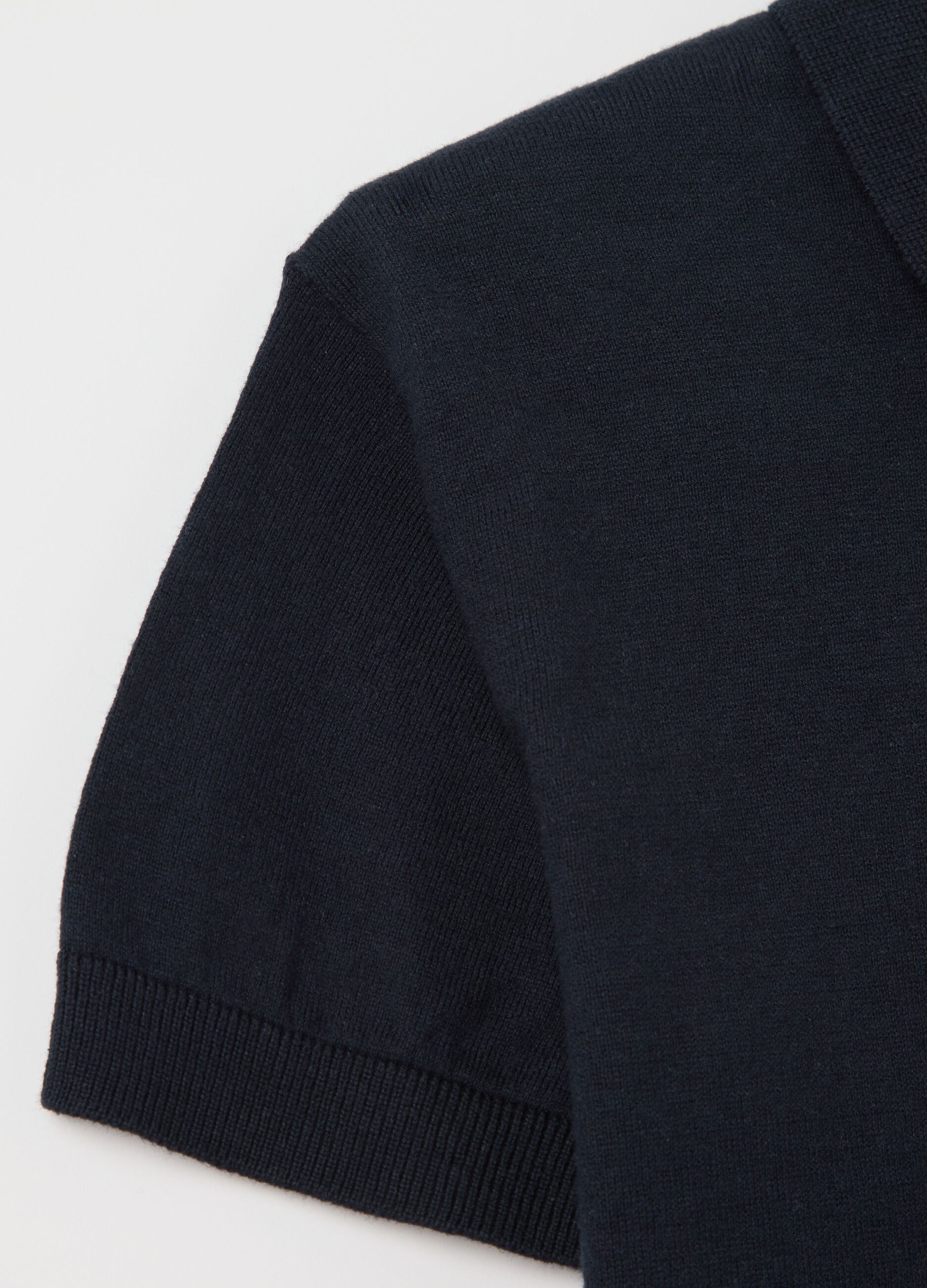 Blue polo shirt with short sleeves
