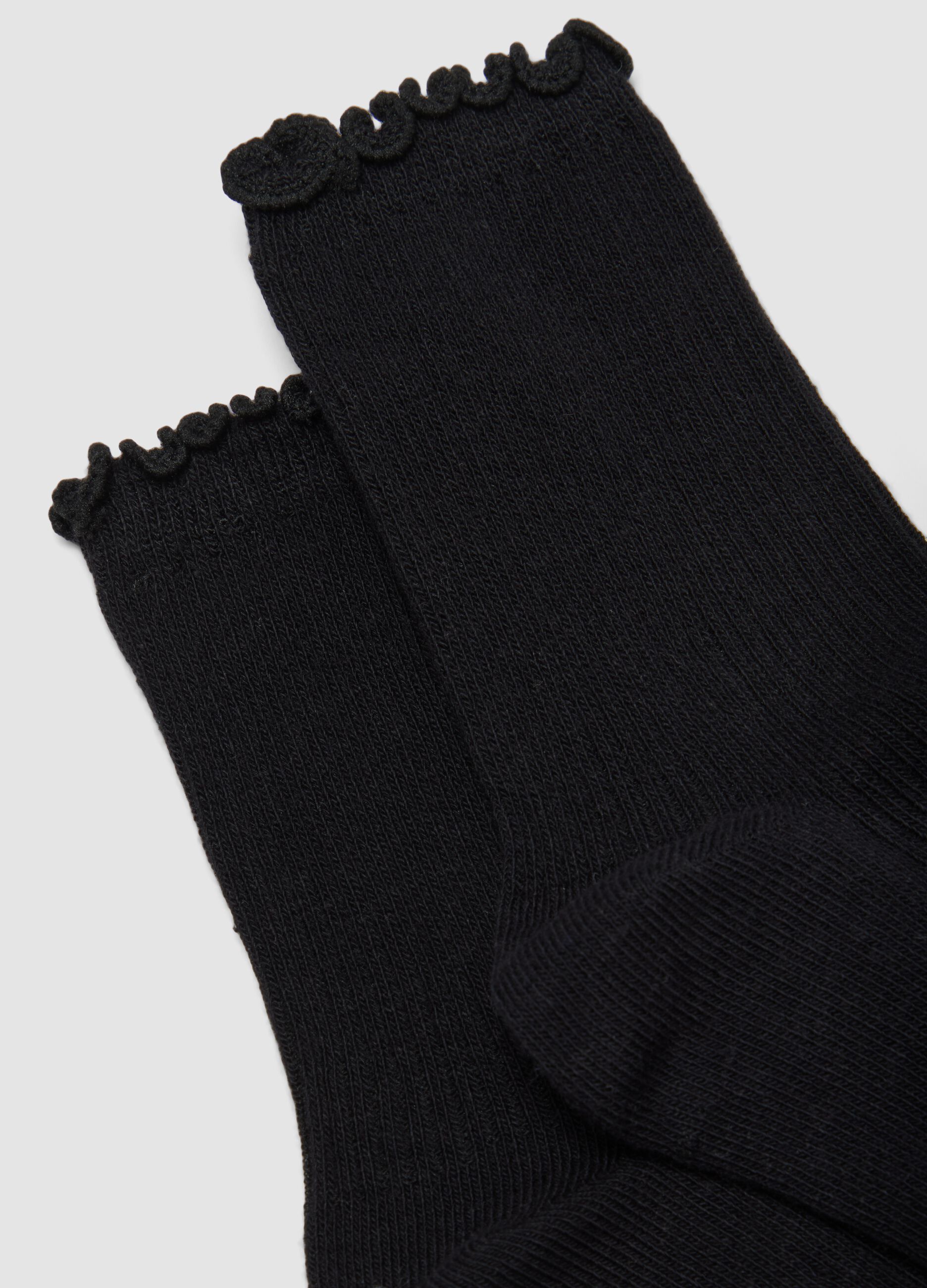 2-pack black organic stretch cotton socks with scalloped trim