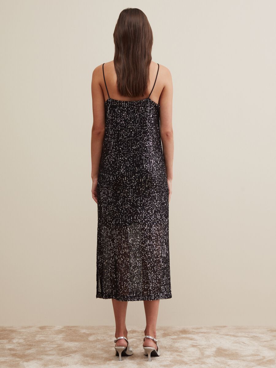 Abito midi in paillettes con spacco_3