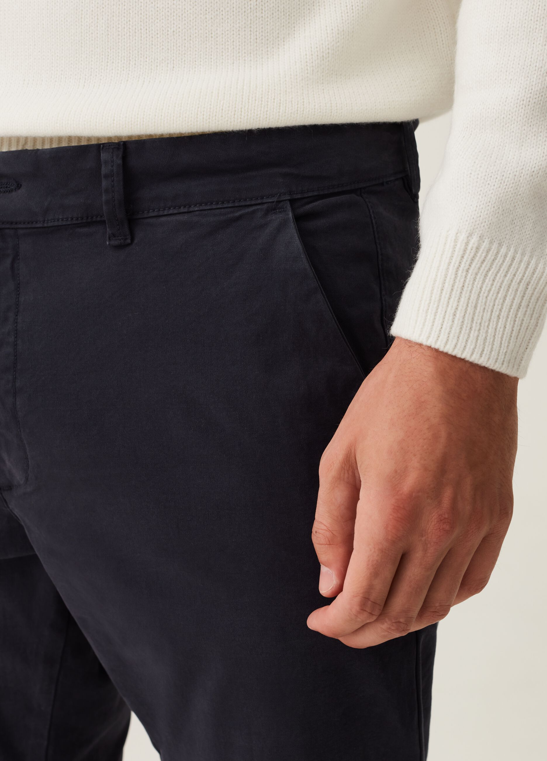 Pantaloni chino in cotone stretch tinta unita_3