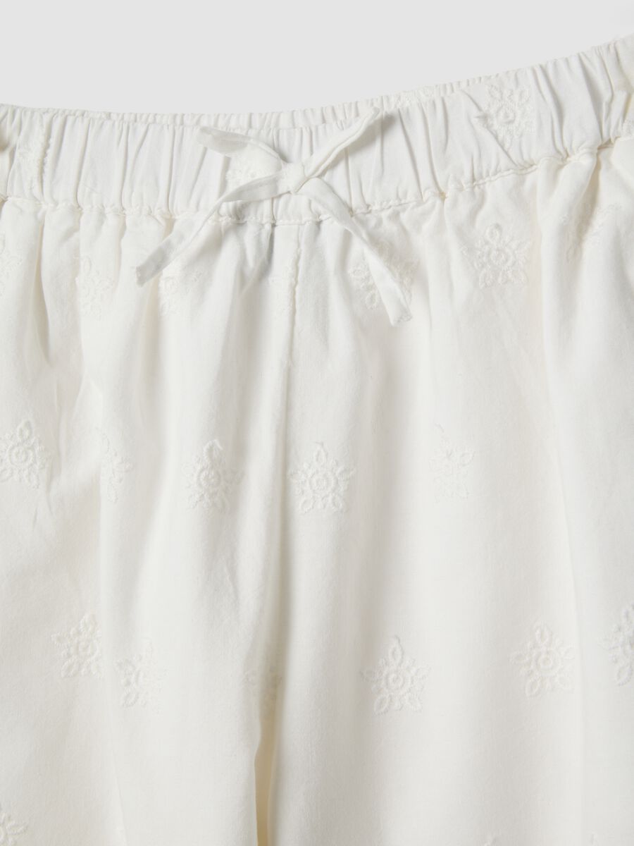 Pantaloni culotte in puro cotone bianchi da bambina con ricami_2