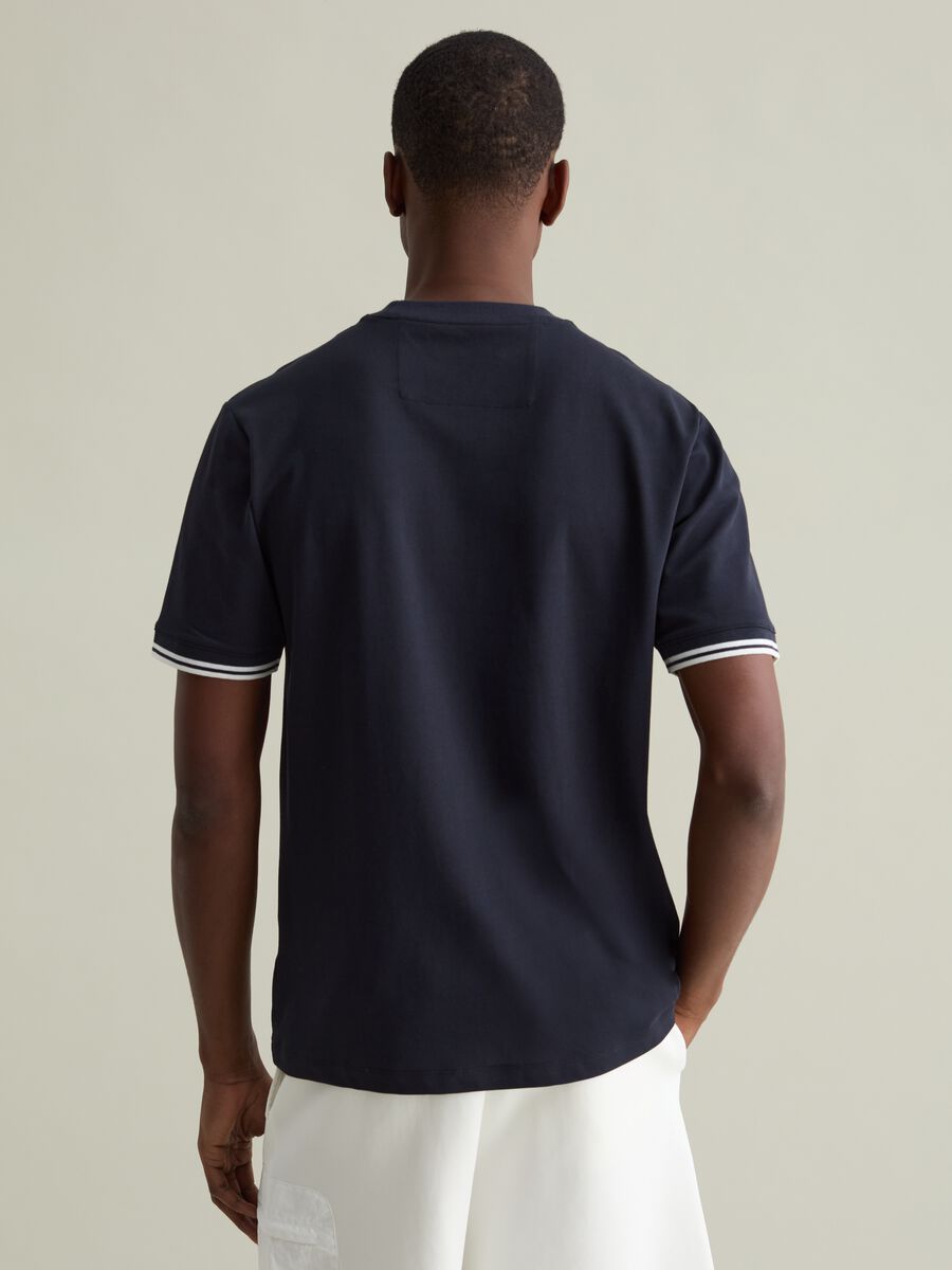 T-shirt with striped details and pocket_2
