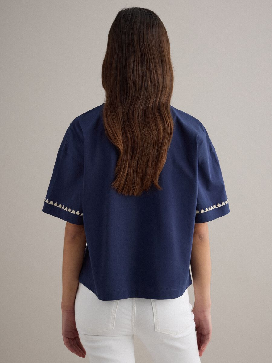 T-shirt in puro cotone blu boxy fit con ricamo_3