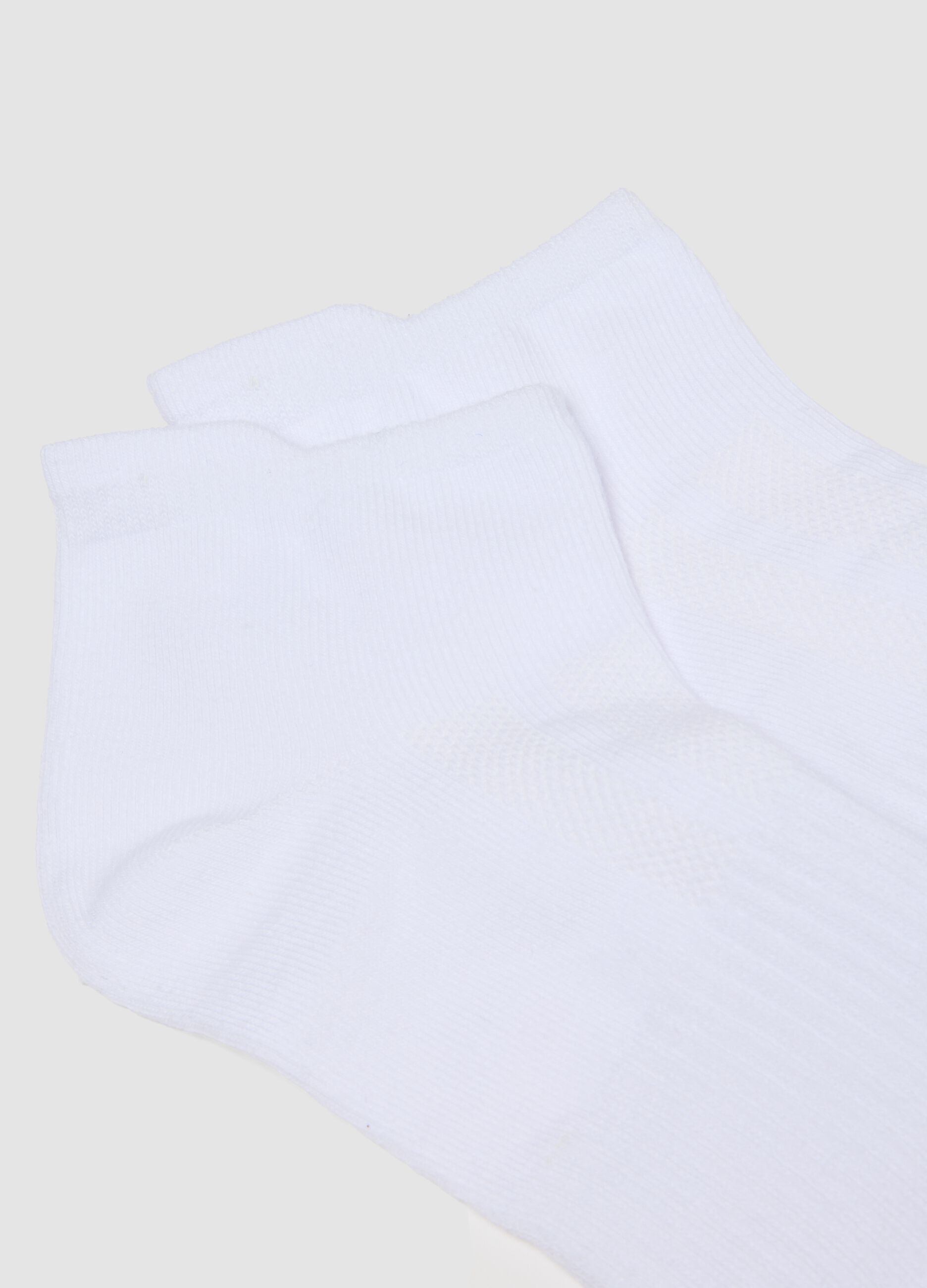 3-pack of white organic cotton-blend ankle sports socks