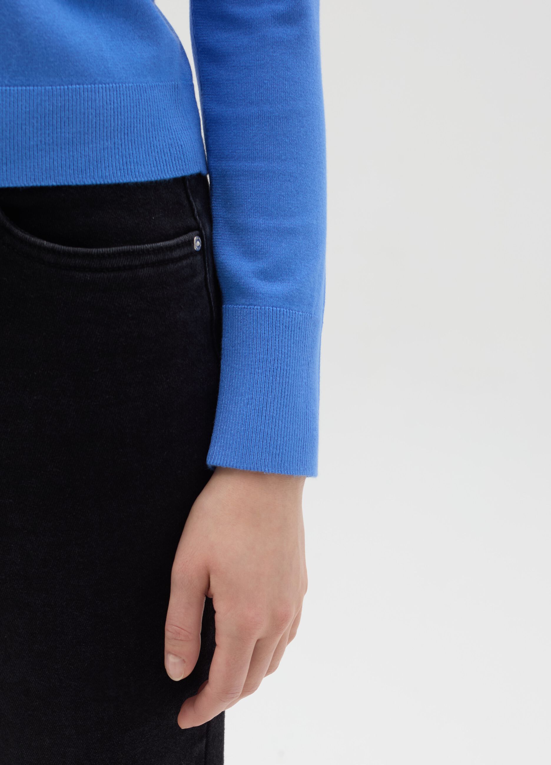 Top with round neck and long sleeves