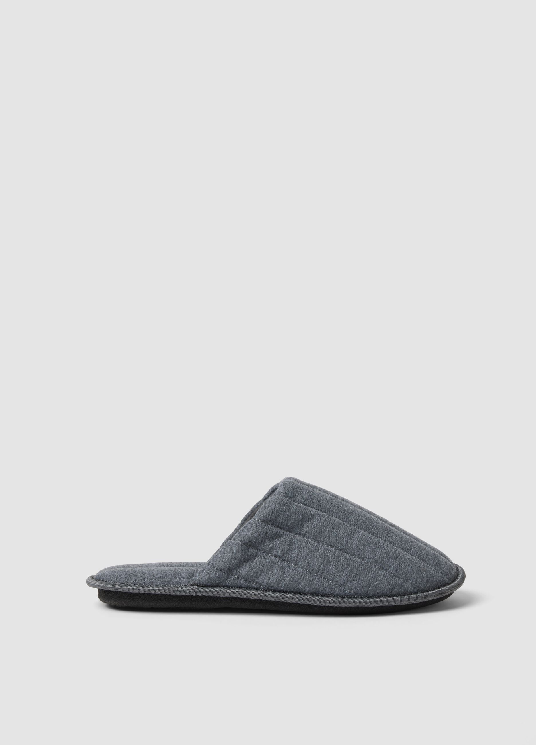 Pantofole grigie imbottite da casa