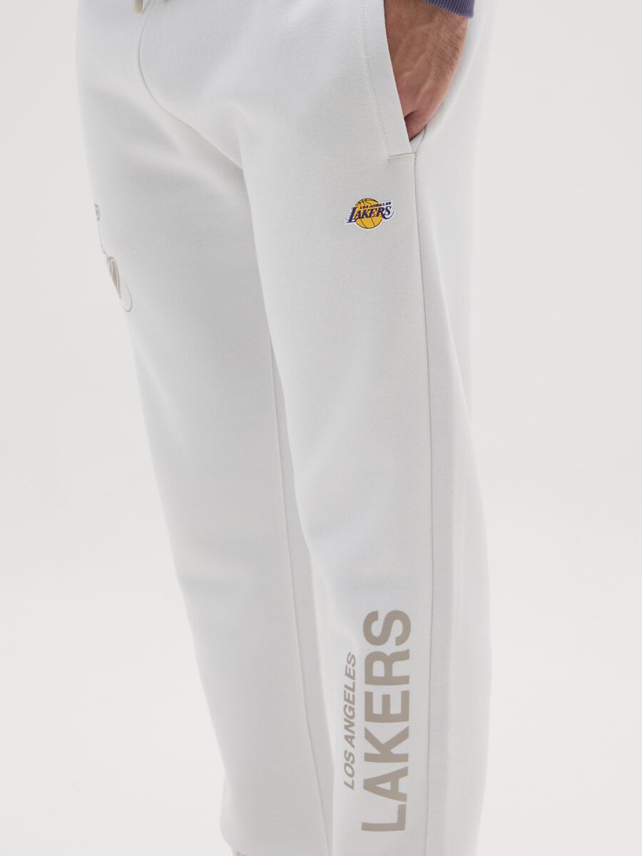 Pantaloni in misto cotone bianco regular fit con logo Los Angeles Lakers_3