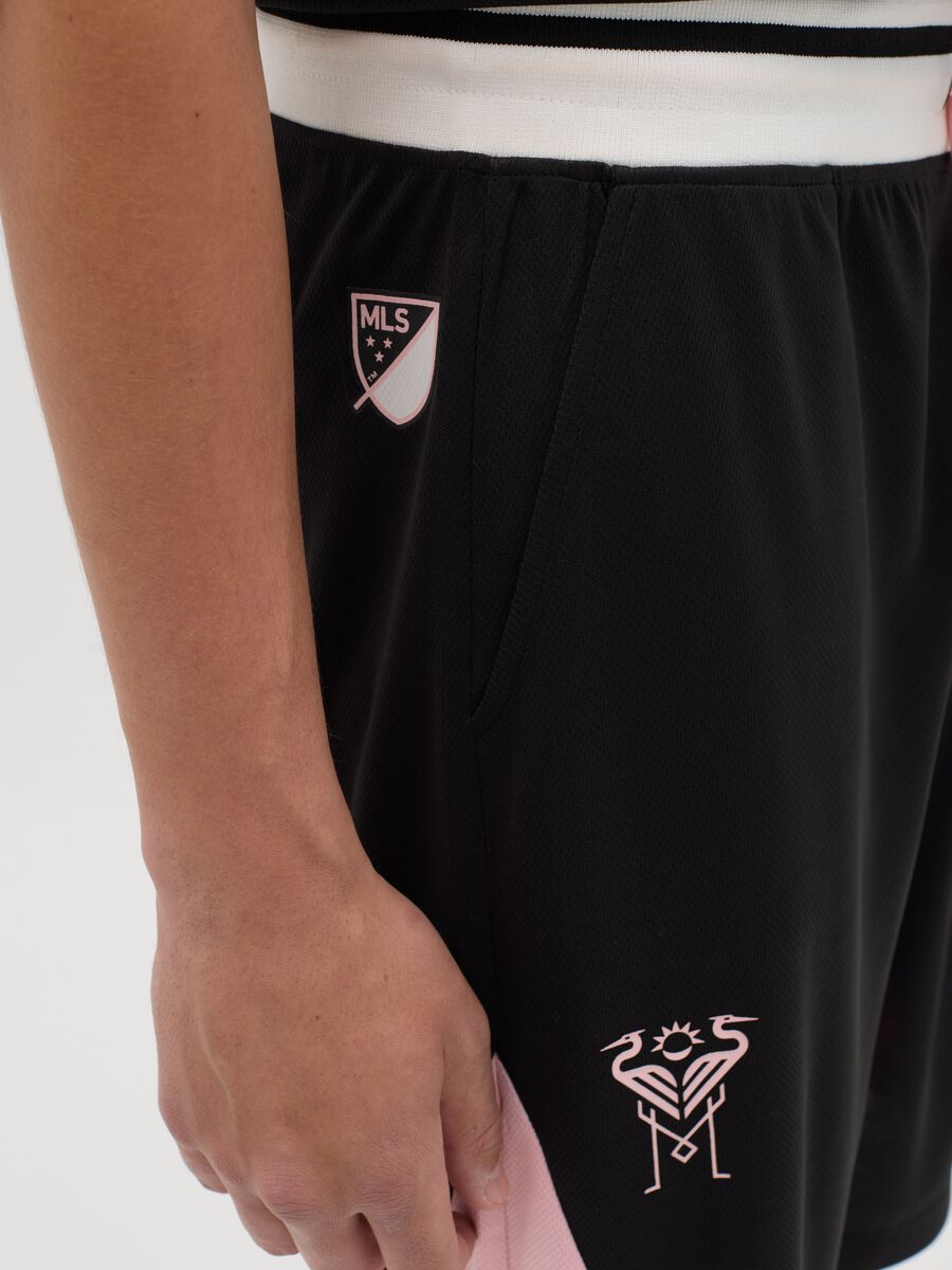 Black Bermuda joggers with pink details_2