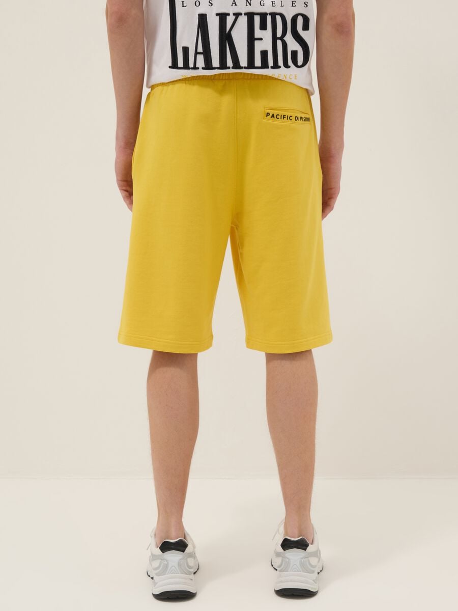 Yellow cotton-blend sports shorts with Lakers logo_2