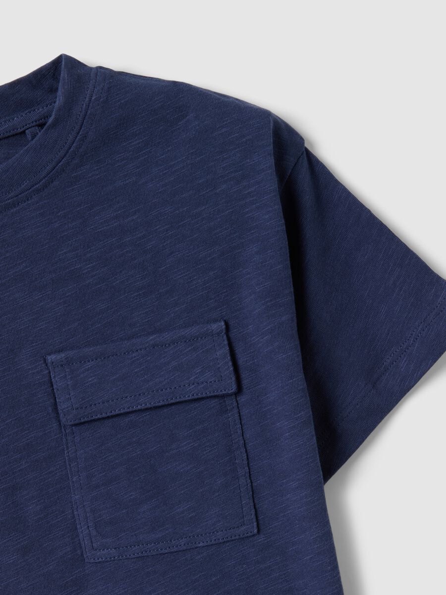 T-shirt in puro cotone blu da bambino regular fit con tasca_3