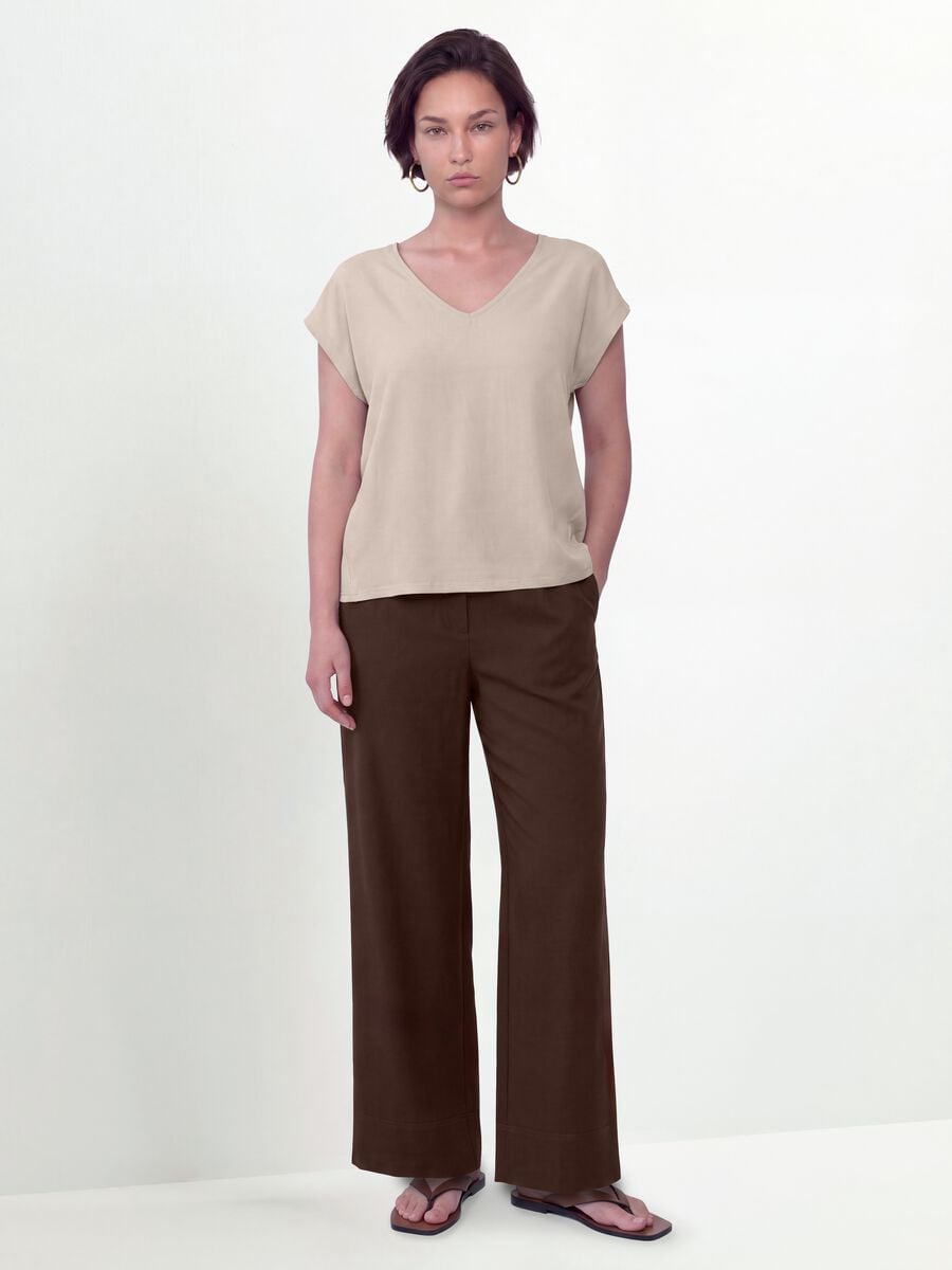 T-shirt beige in pura viscosa con scollo a V regular fit_1
