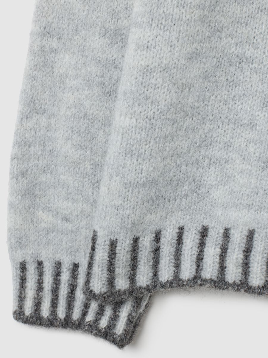 Maglione grigio melange con collo alto e bordi a contrasto_1