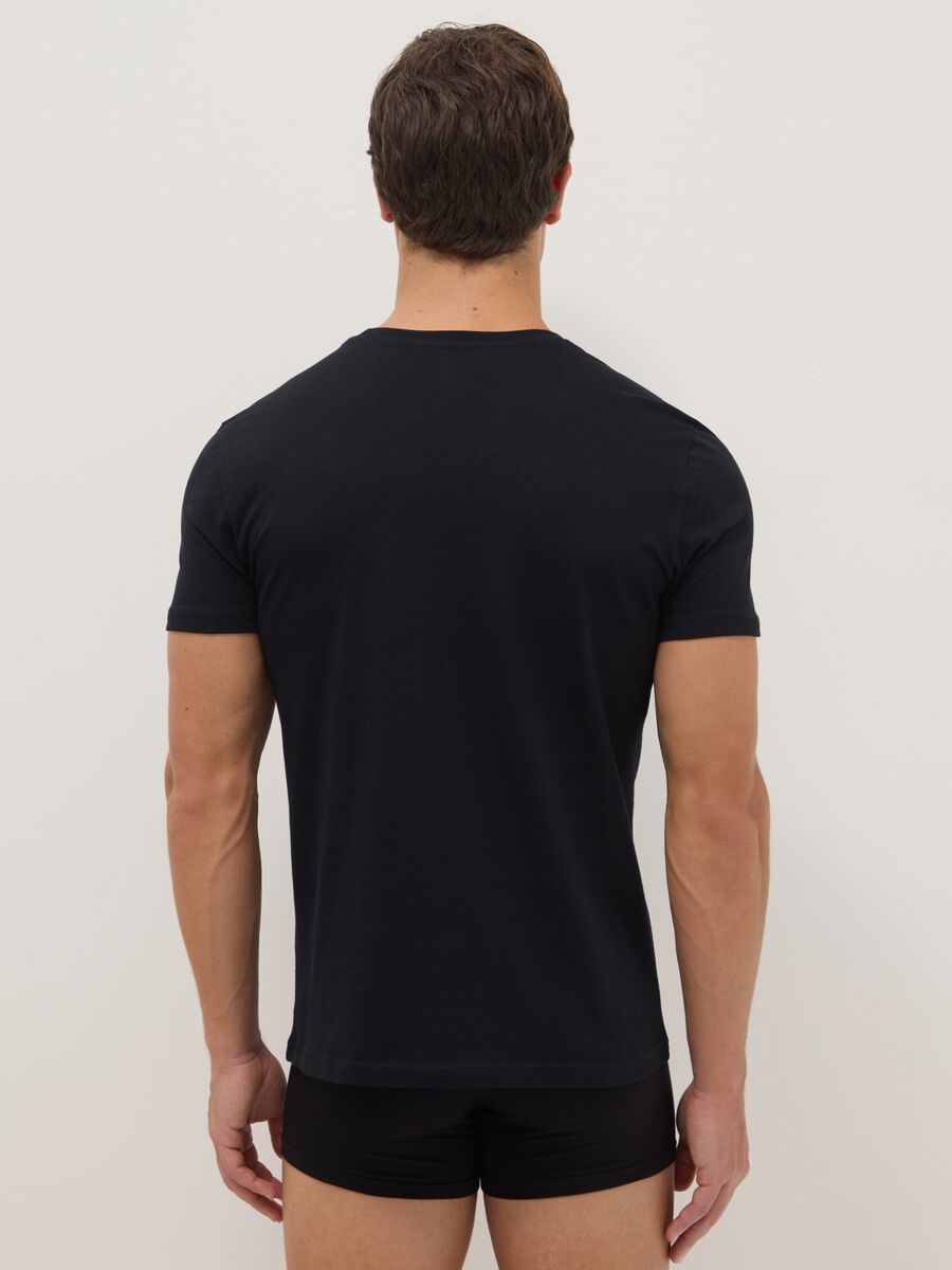 Pack of three black crew-neck cotton t-shirts in regular fit_2