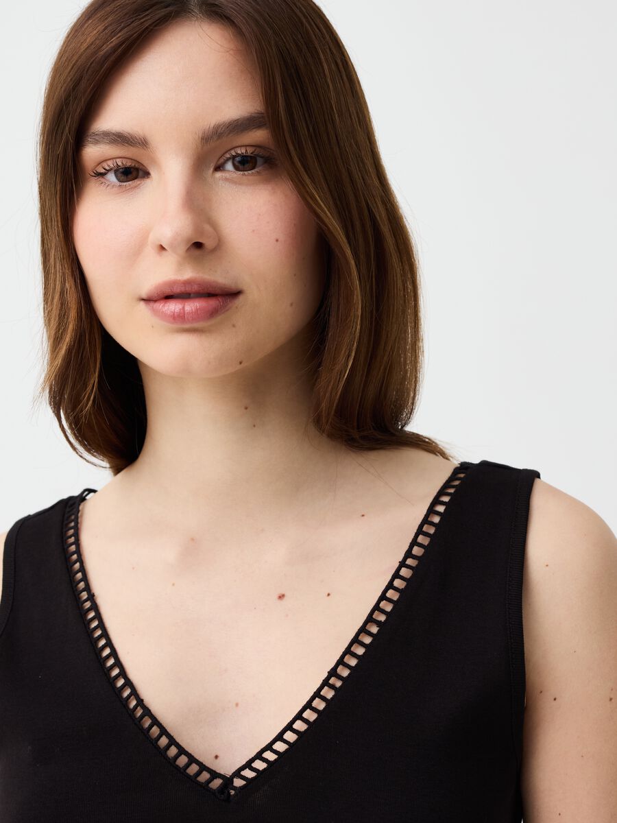 Tank top with V neck and openwork edging_0
