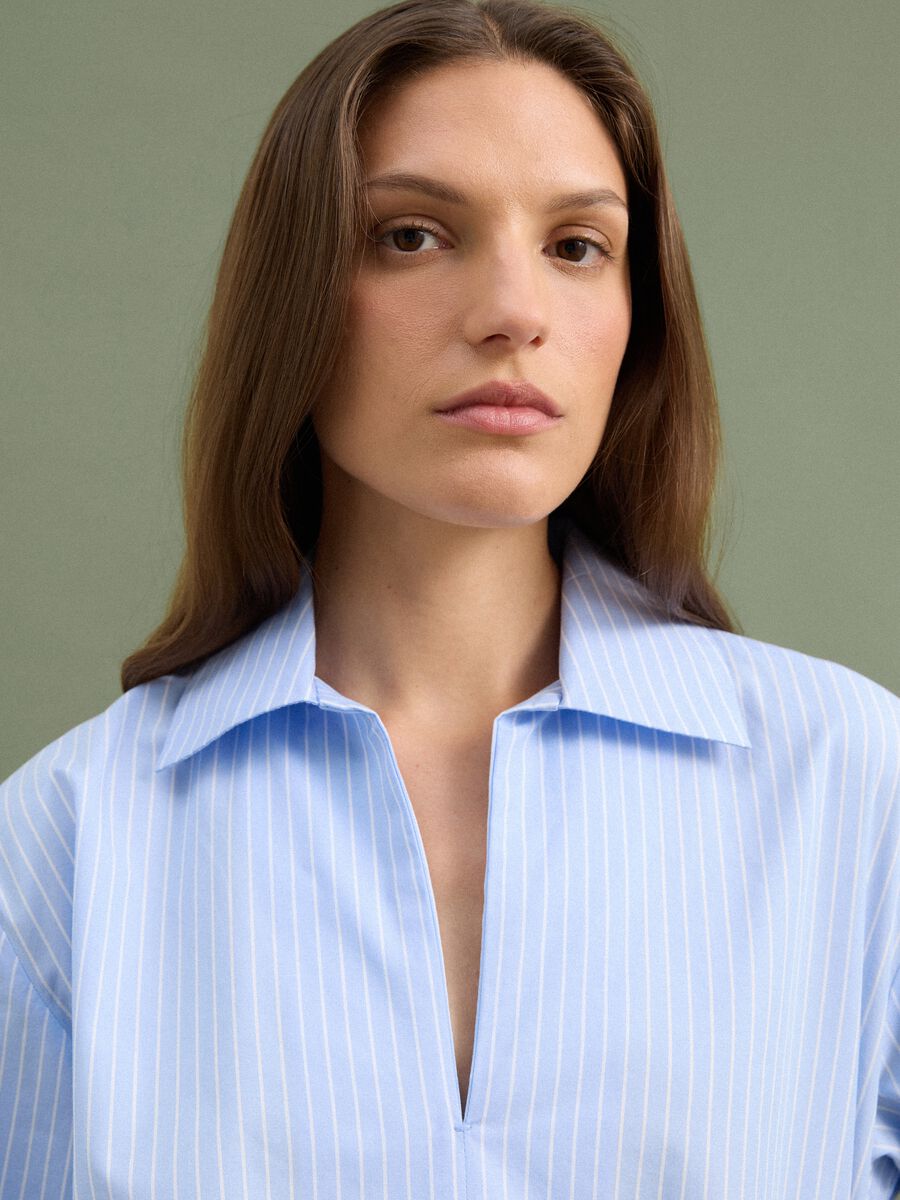Camicia azzurra a righe in popeline di puro cotone con scollo a V_2