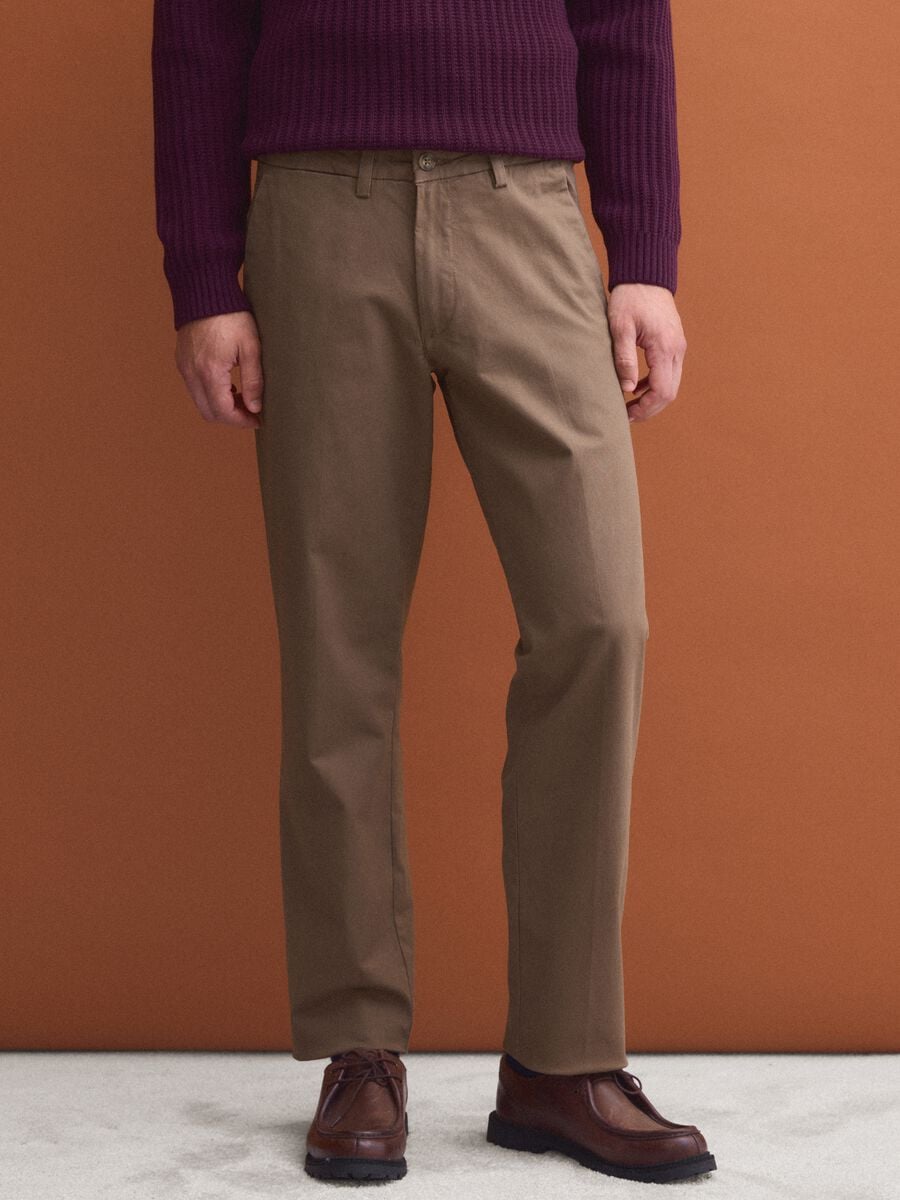 Pantaloni chino marroni in twill di cotone elasticizzato regular fit_1
