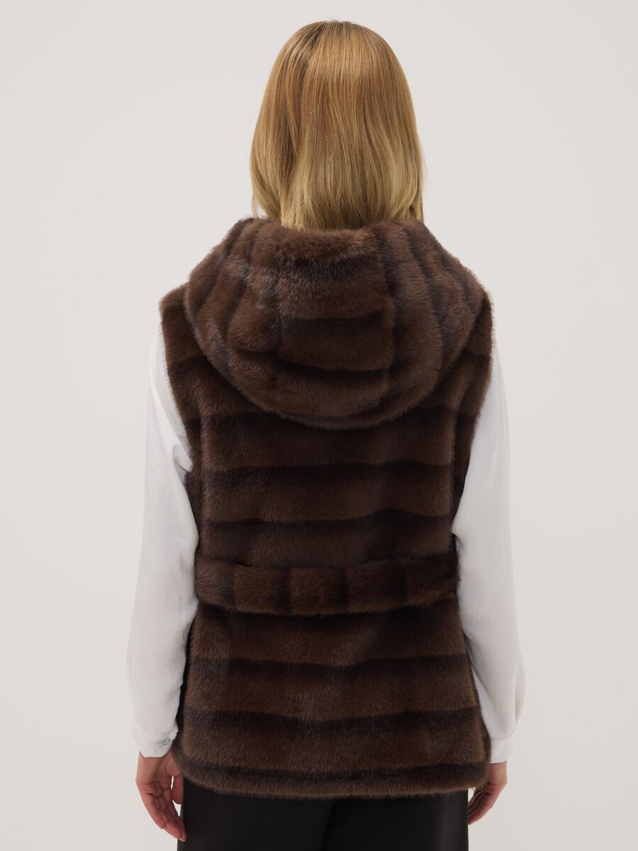 Gilet lungo marrone con cintura_3