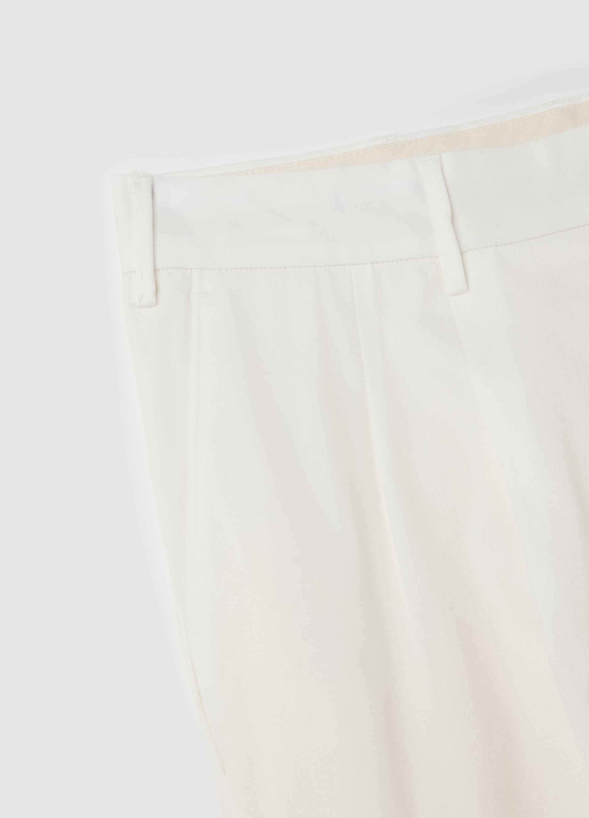 Men’s trousers in white stretch cotton with carrot fit