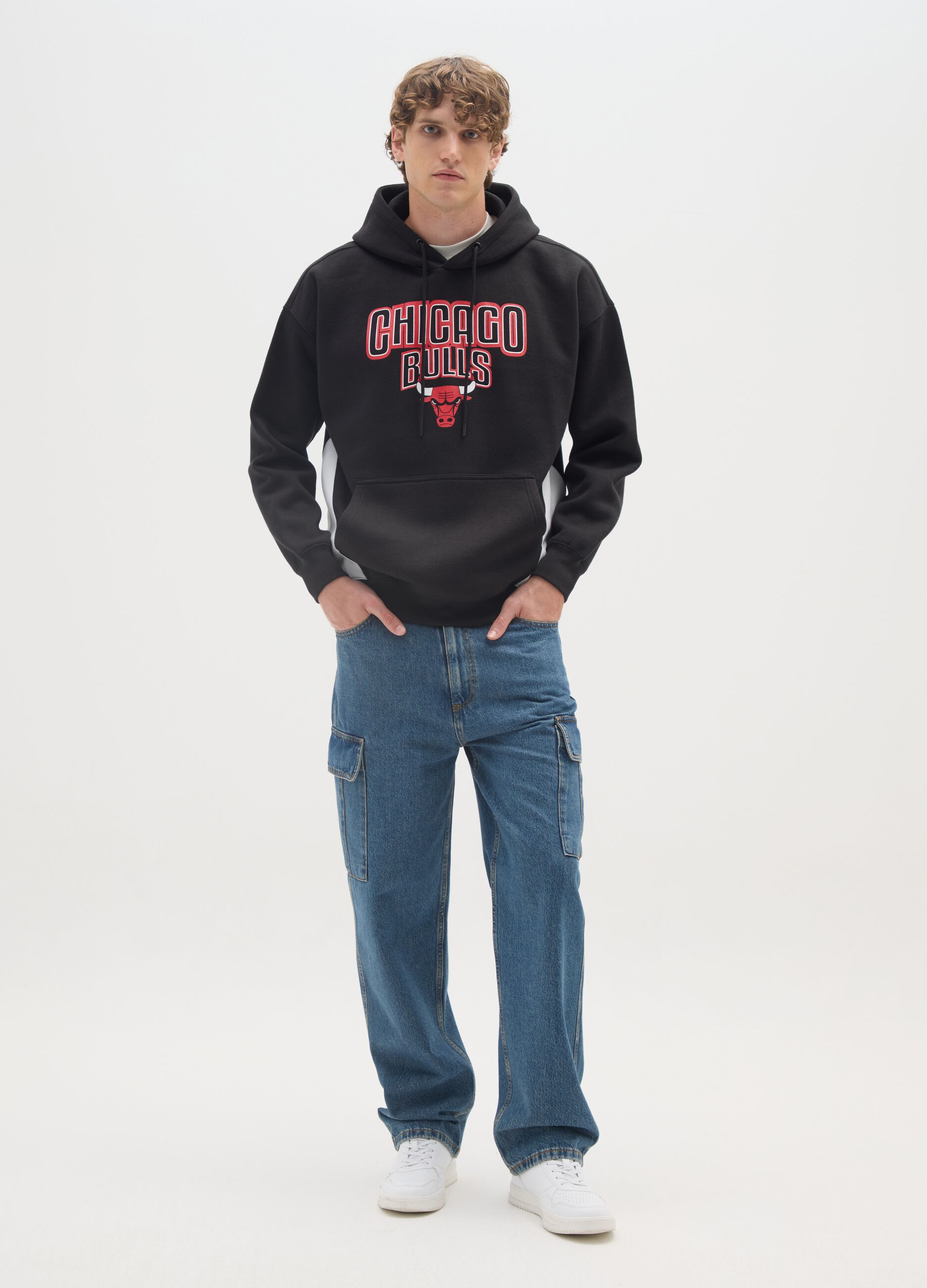 Black cotton blend hoodie with Chicago Bulls print