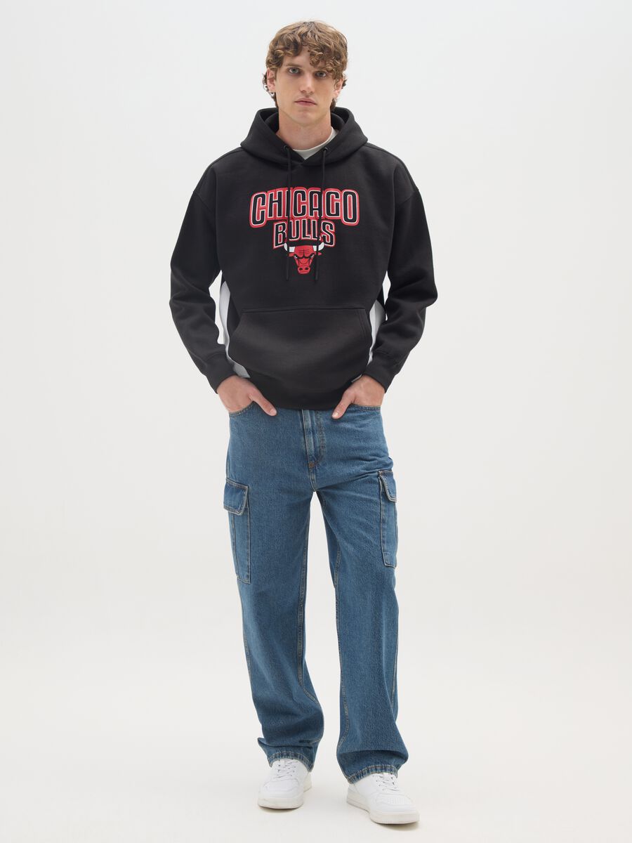 Black cotton blend hoodie with Chicago Bulls print_1