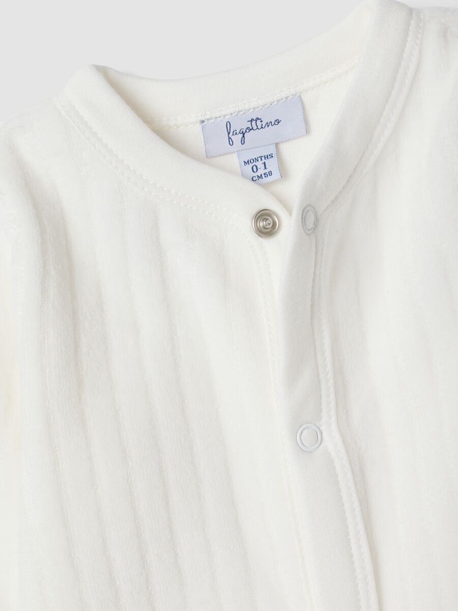 White organic cotton-blend baby sleepsuit with feet_2