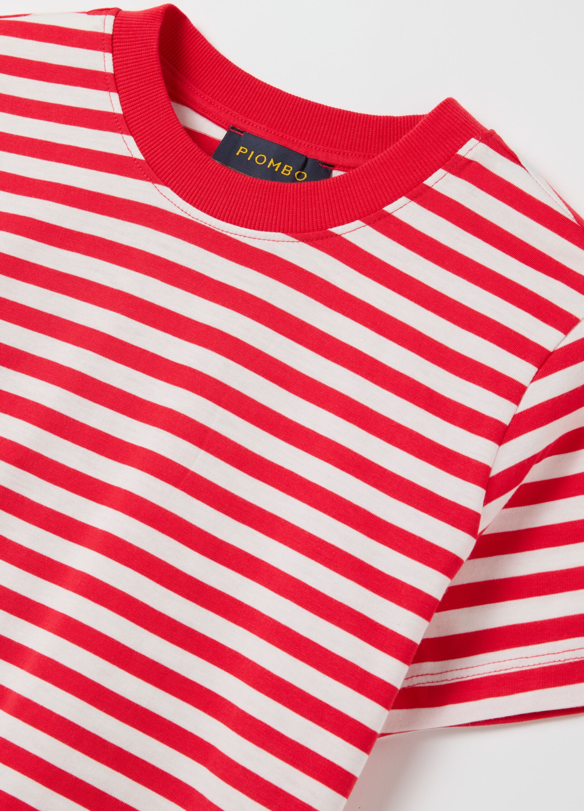 T-shirt a righe rosse e bianche con maniche corte