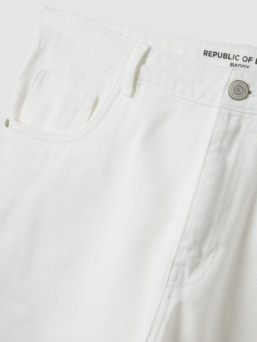 White denim bermuda shorts in cotton blend, baggy fit_5