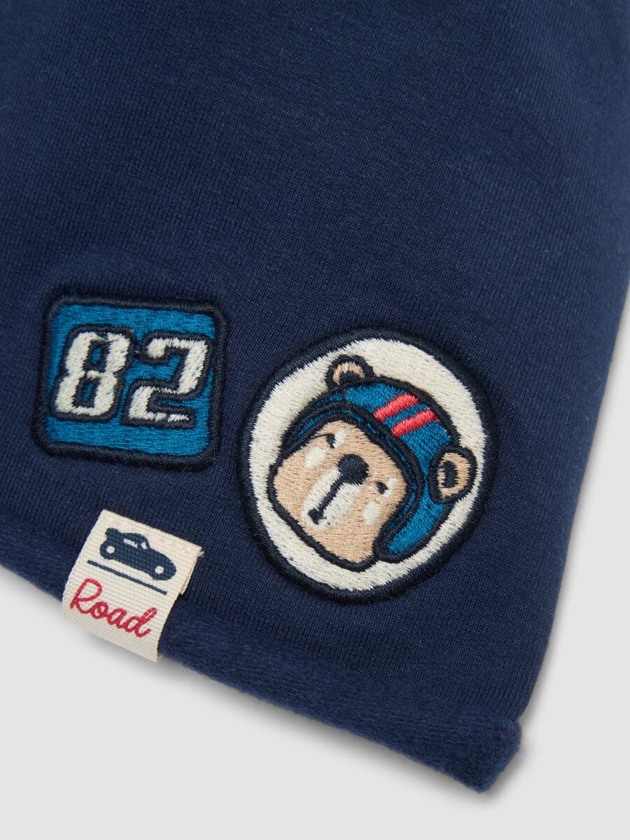 Cappello blu in cotone organico elasticizzato jersey con applicazioni_2