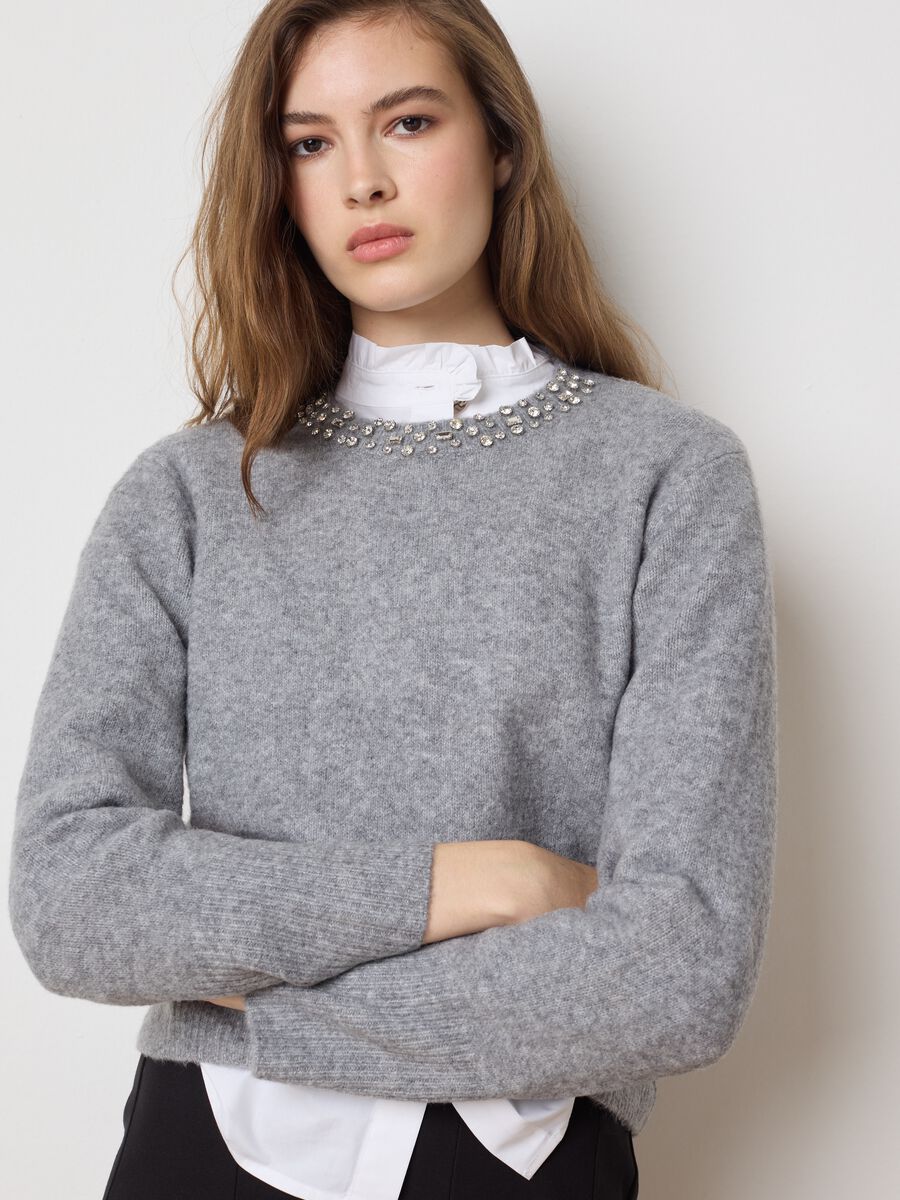 Maglione grigio regular fit con collo gioiello_0