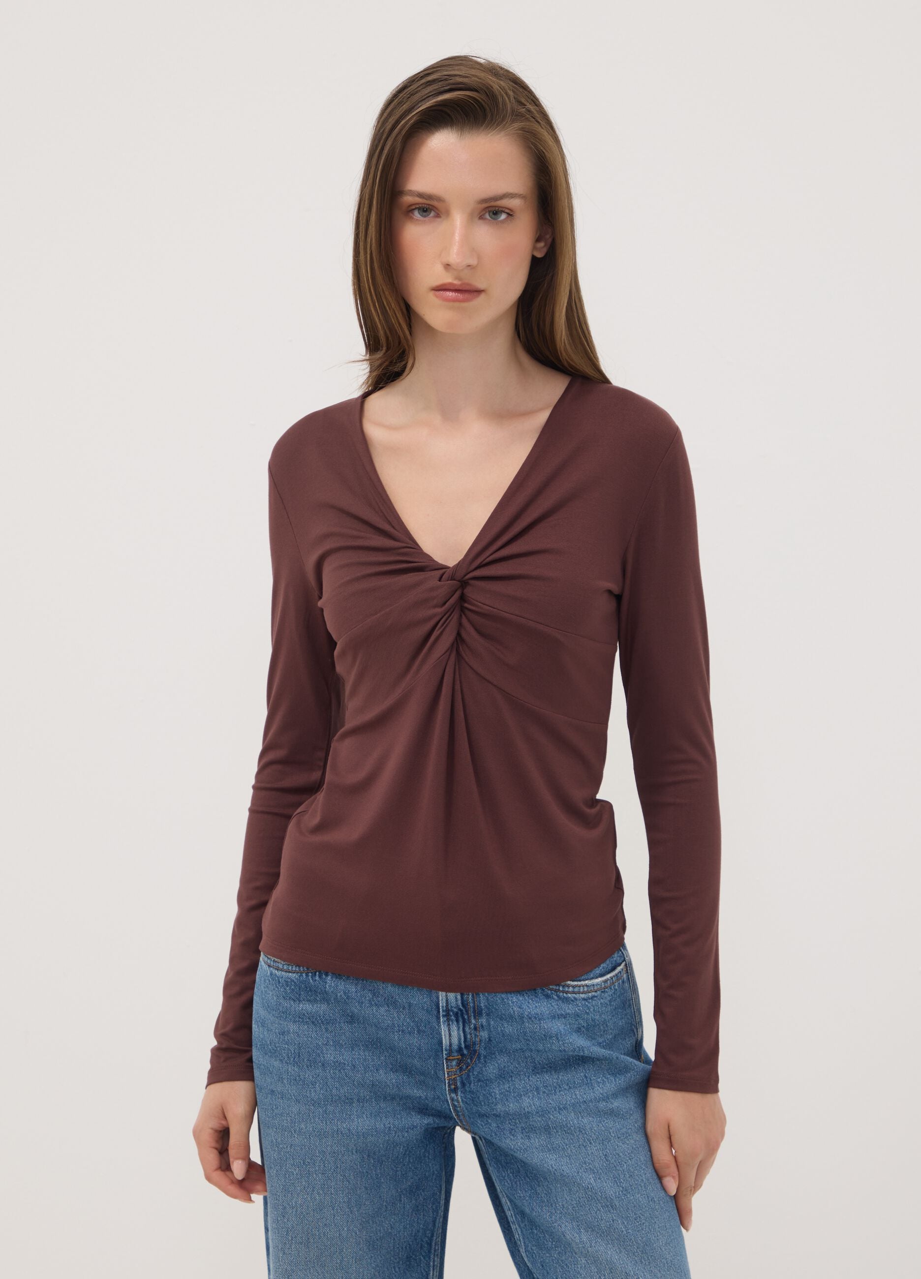 T-shirt marrone in viscosa elasticizzata con arricciatura frontale slim fit
