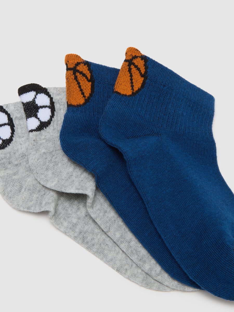 Three-pack of multicolour cotton blend kids' ankle socks with sports designs_1