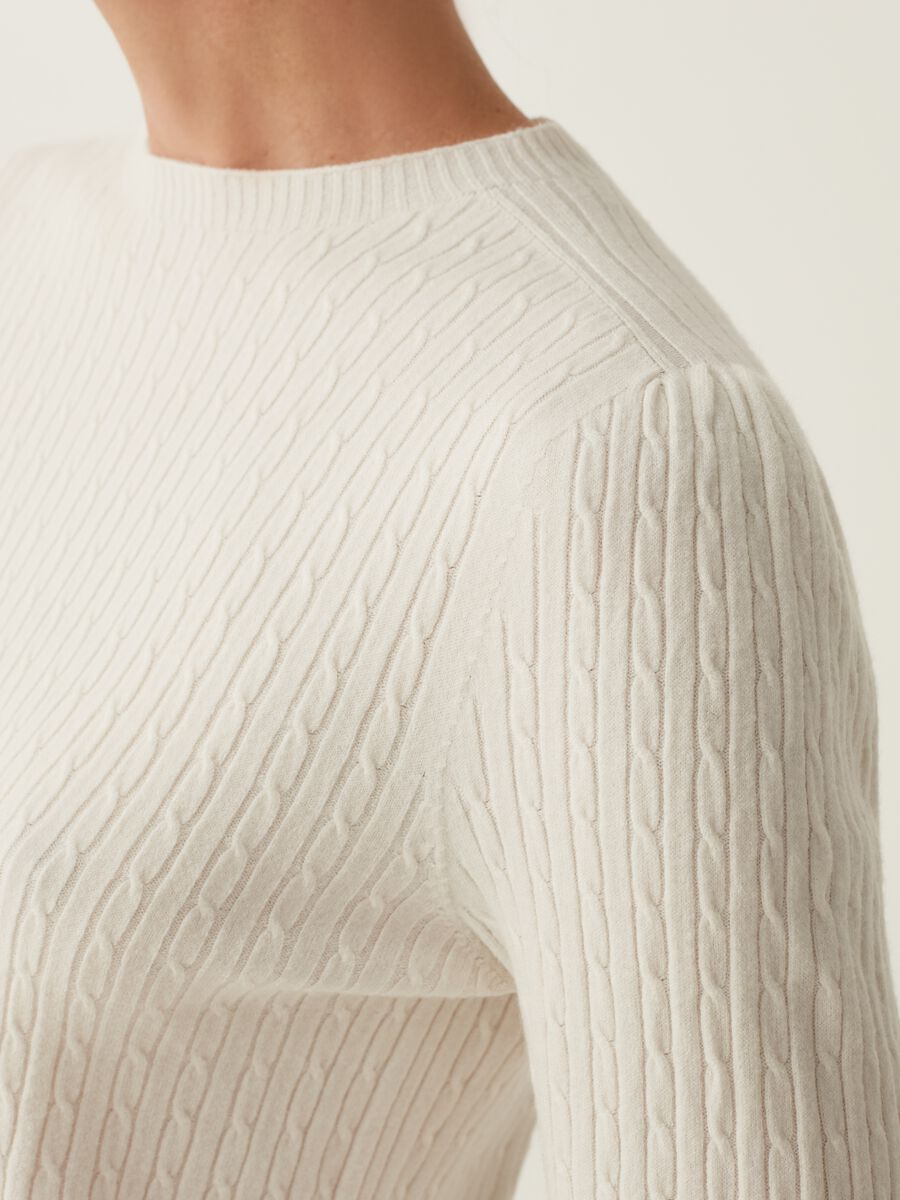 Pullover con lavorazione a trecce_3
