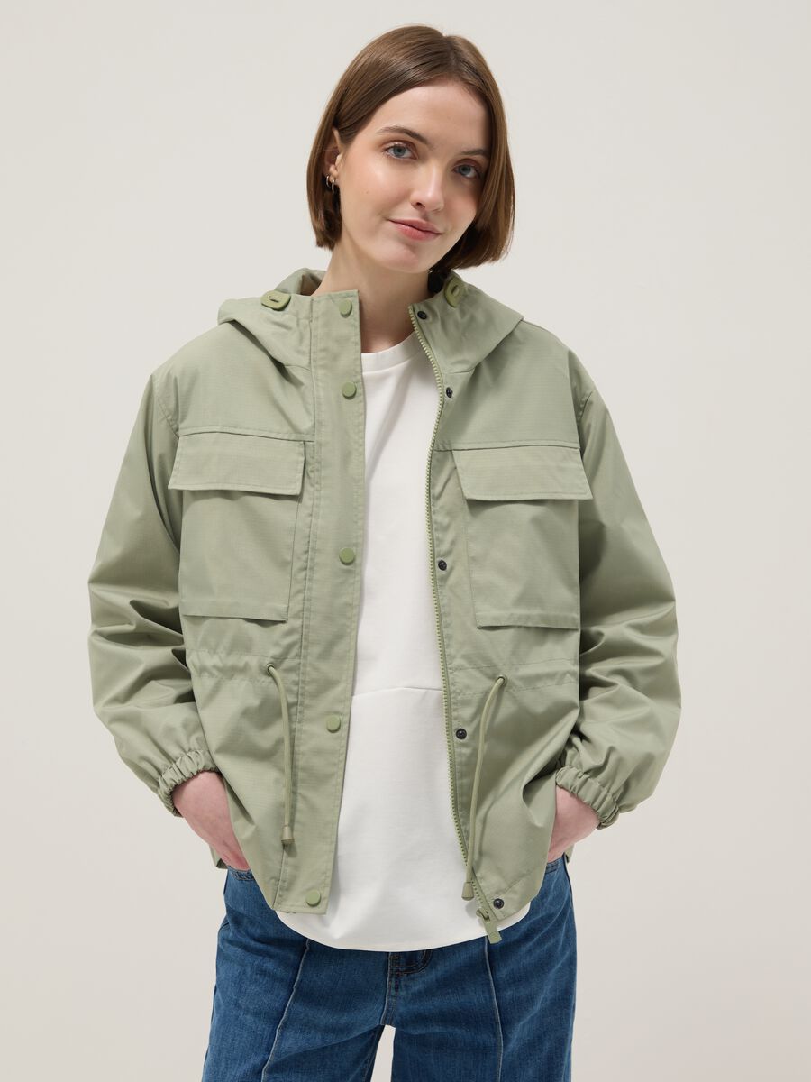 Giacca impermeabile verde regular fit con tasche e cappuccio_1