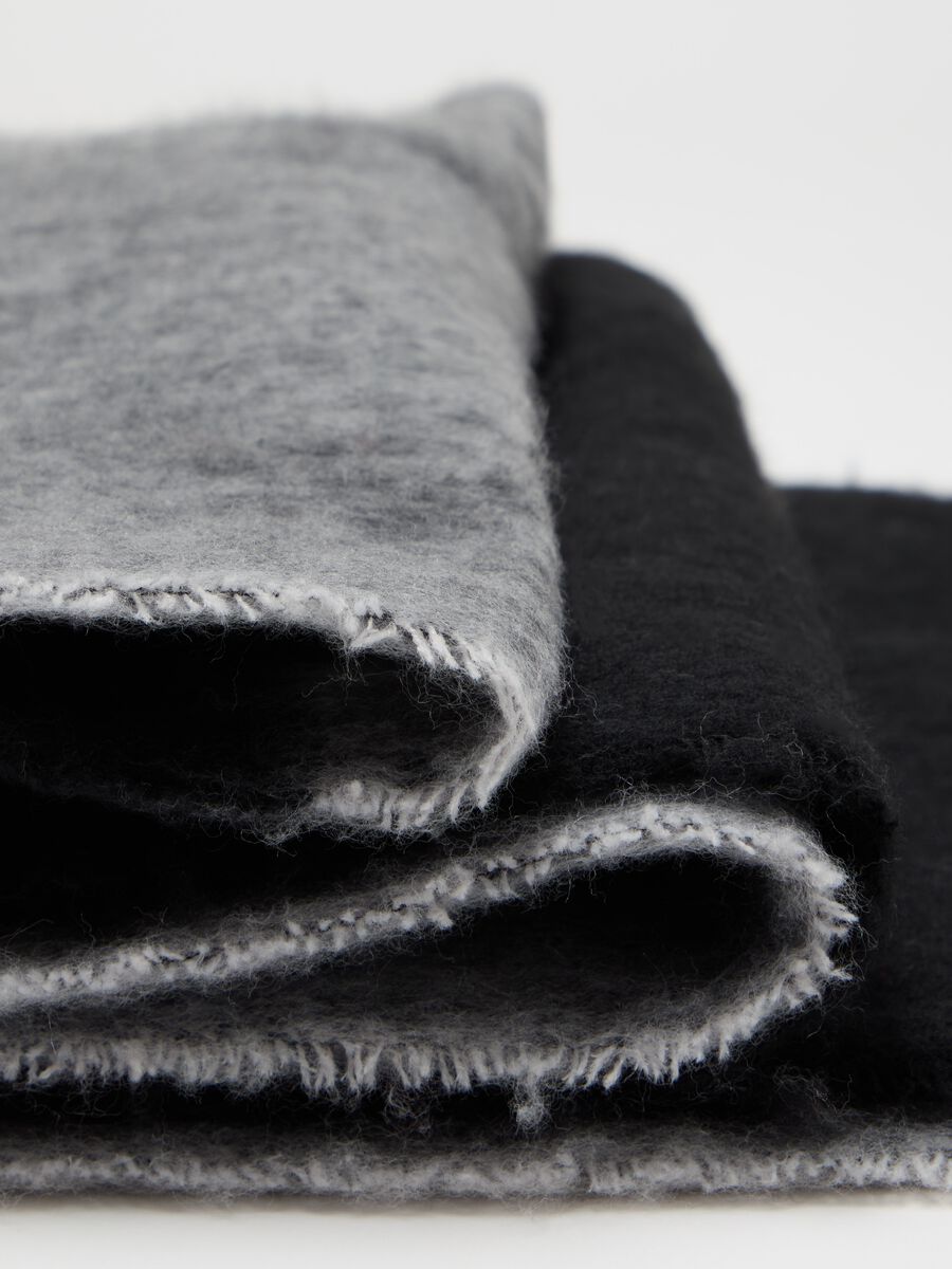 Two-tone scarf with fringes_1