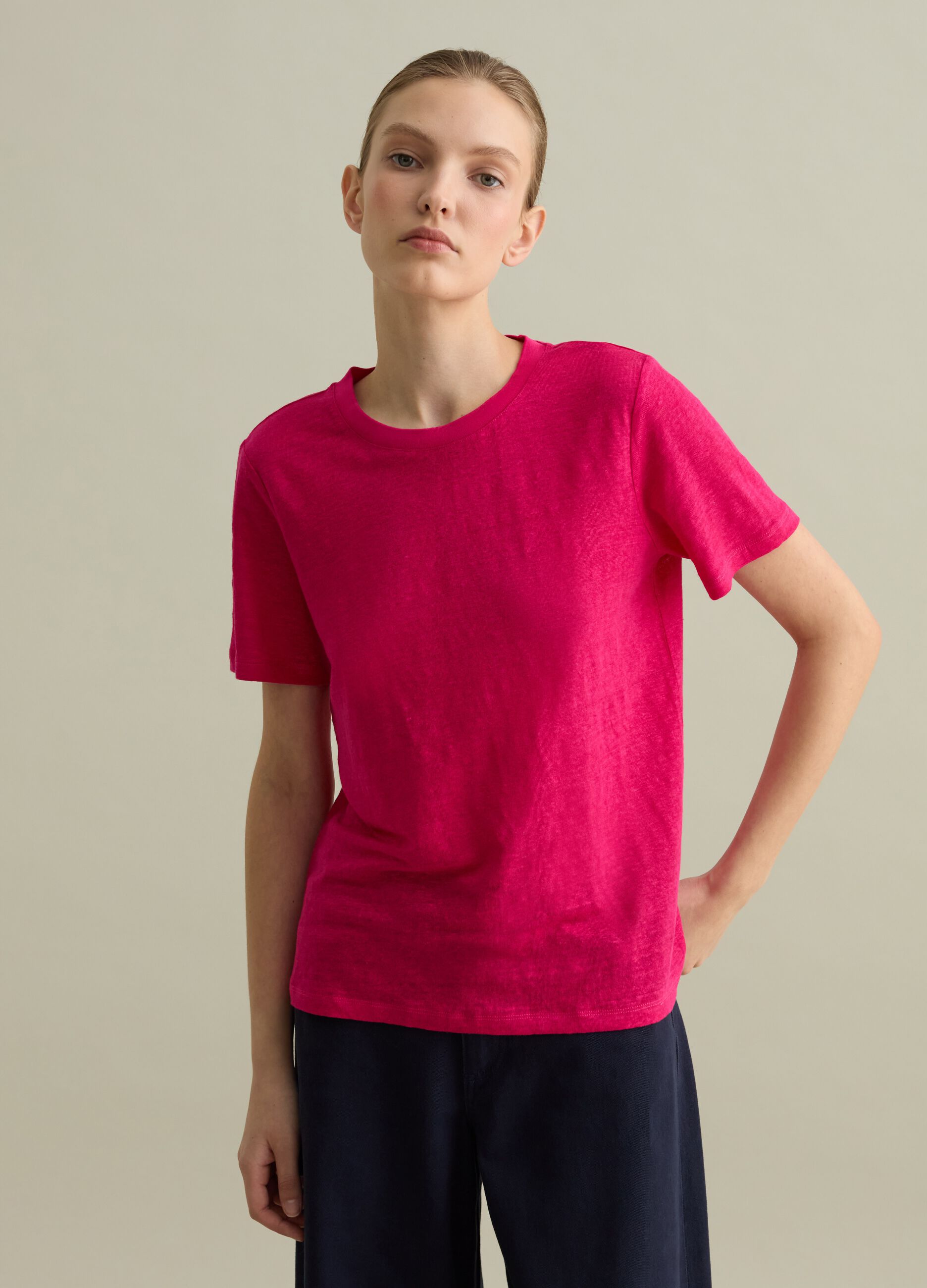 Linen T-shirt with round neck