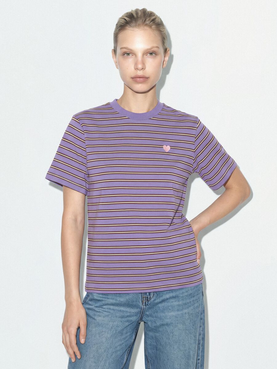 T-shirt viola relaxed fit a righe in puro cotone con ricamo cuore_0
