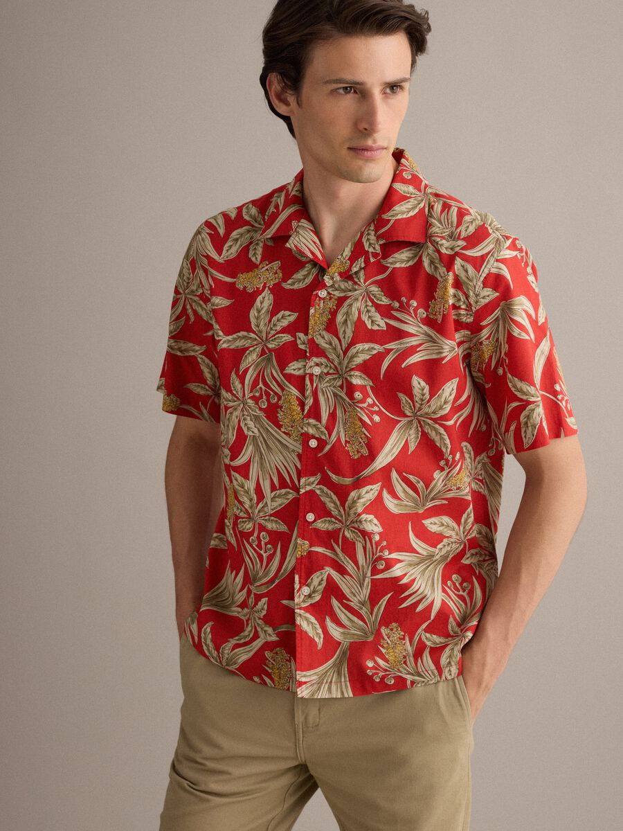 Camicia rossa in cotone organico con stampa tropicale_0
