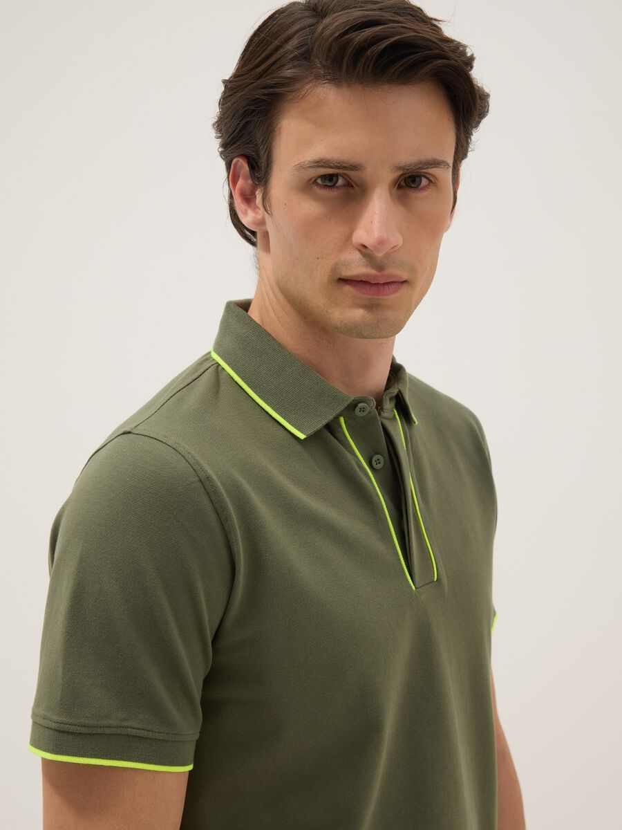 Polo verde in cotone elasticizzato con collo classico_3