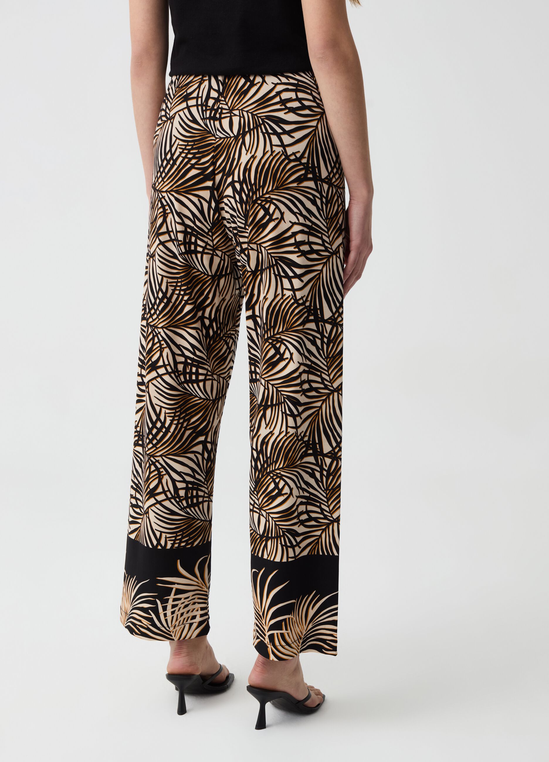 Wide-leg trousers with tropical print