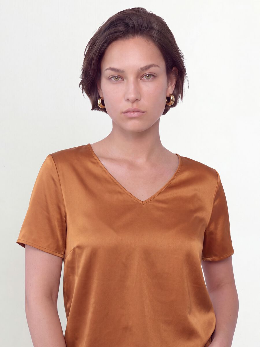 Blusa satinata marrone in tessuto elasticizzato con scollo a V regular fit_1